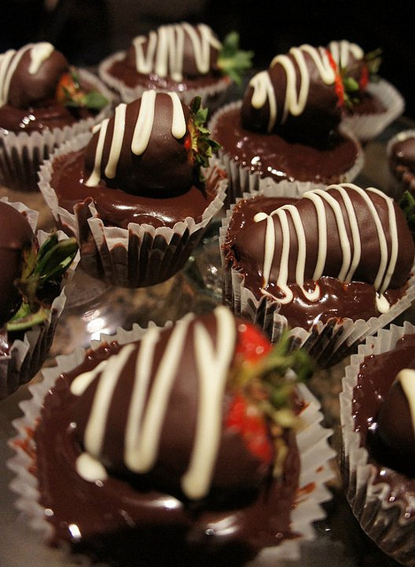 Devil's Food Cupcakes With Chocolate Covered Strawberries